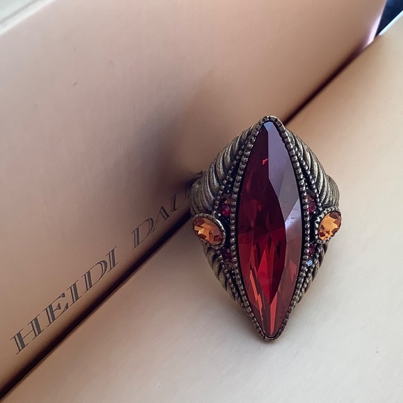 Heidi Daus Crystal Statement Ring Garnet SZ 9 - Picture 4 of 13